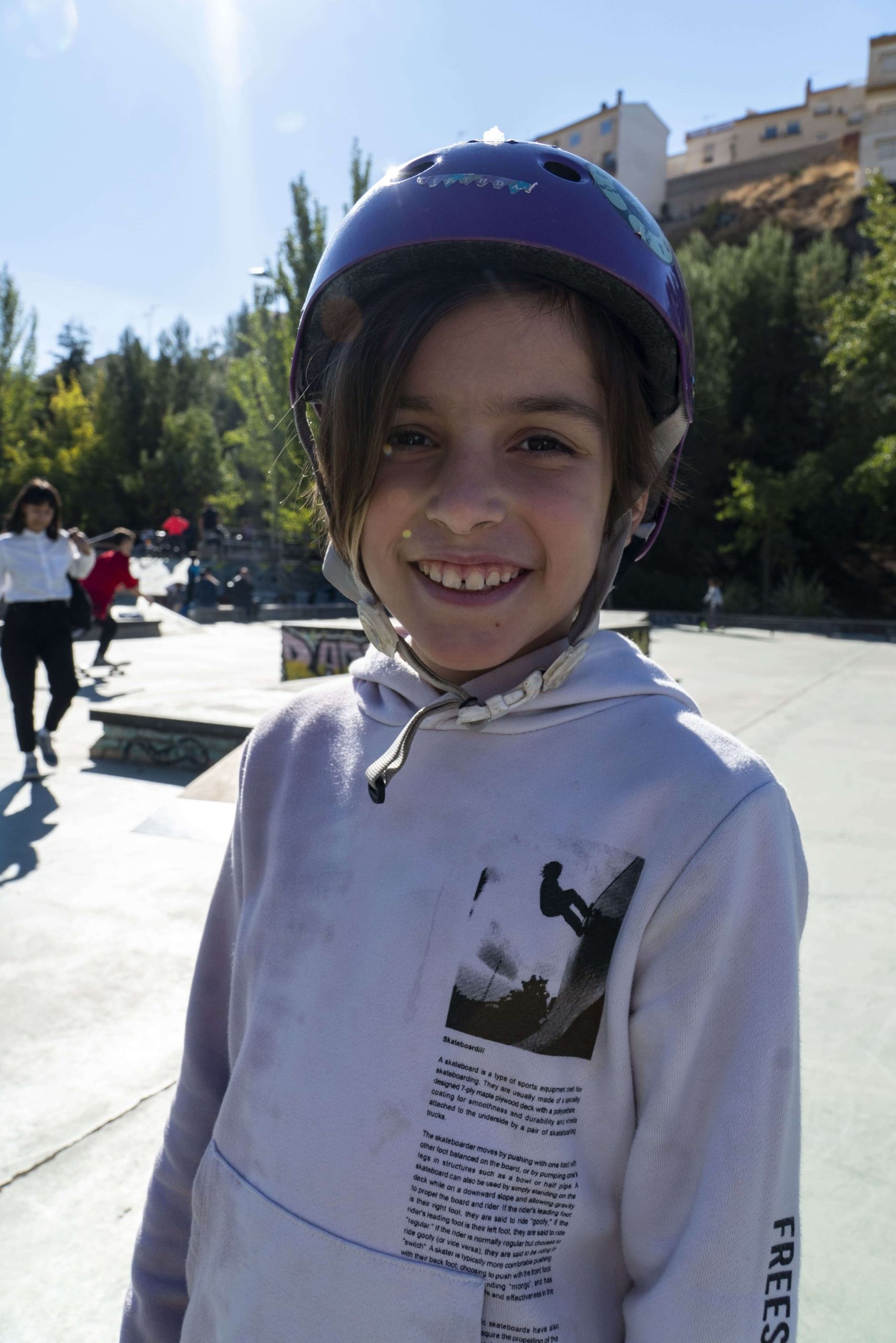 niña feliz patín granada